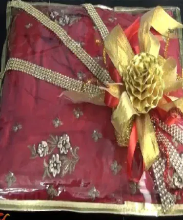 High-quality transparent wedding packaging zipper bags with gold trim, various sizes available.