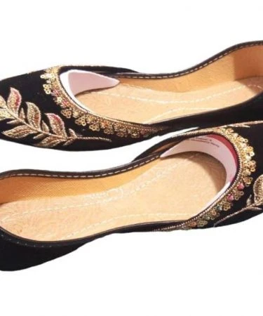 Beautiful pair of women's embroidered khussa in vibrant colors.