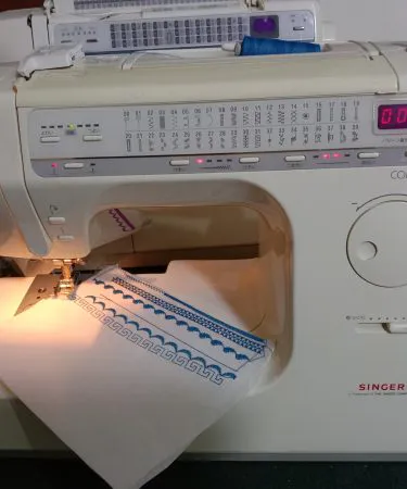 ** Singer Computer 7900DX computerized sewing machine with digital display, built-in utility and decorative stitches, automatic needle threader, and free arm for versatile sewing projects.