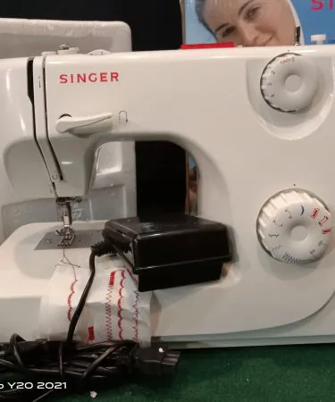 Singer 8280 mechanical sewing machine for beginners with free arm and 4-step buttonhole on a white background, perfect for home sewing and crafts.