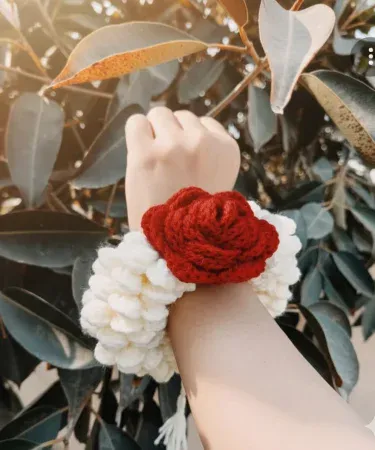 Handmade Crochet Flower Bracelet with Red Rose and White Flowers, Artisan Crochet Jewelry, Buy Online Khareedo Pakistan