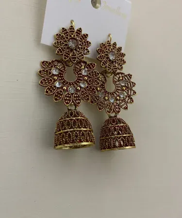 Beautiful Earrings for Girls - Elegant floral design earrings, perfect for young girls. Shop stylish and trendy children's jewelry online at Khareedo and Kharedo with Check on Delivery across Pakistan.**