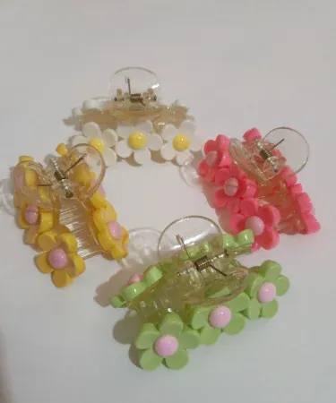 Multi-coloured hair claws for girls, vibrant plastic hair clips, high quality children's hair accessories, bright claw clips for kids, stylish hair grips Pakistan, Khareedo hair accessories.