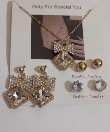 Elegant Locket Set with intricate design and matching Ear Studs, part of a versatile Jewellery Pack, available on Khareedo/Kharedo Pakistan with Check on Delivery service.