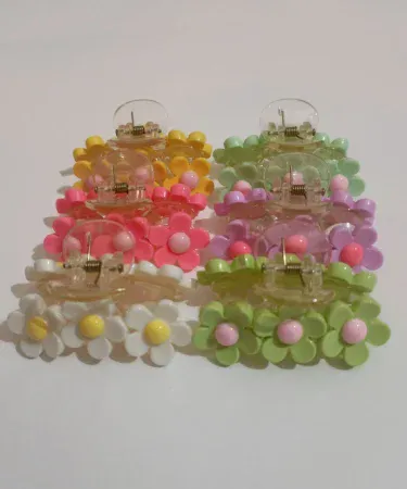 Multi-coloured hair claws for girls, vibrant plastic hair clips, high quality children's hair accessories, bright claw clips for kids, stylish hair grips Pakistan, Khareedo hair accessories.