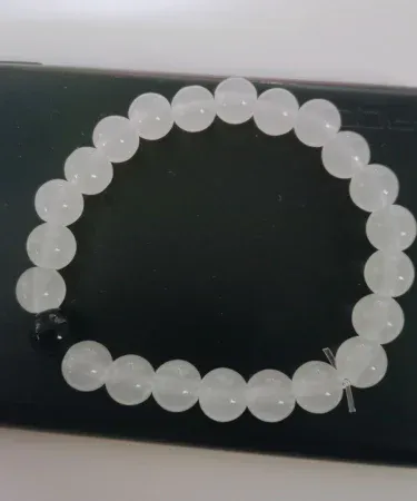 Elegant White Beads Bracelet with One Black Accent Bead – Stylish & Unique Look, perfect for women's fashion, unique beaded jewelry, Khareedo Kharedo.