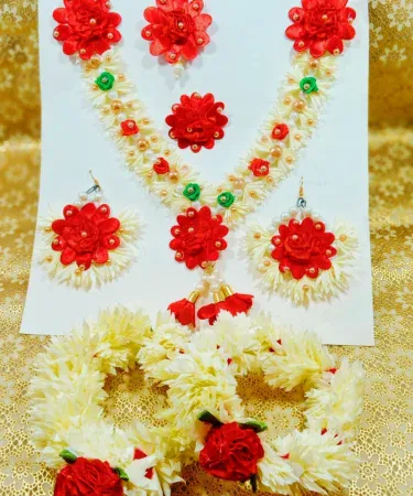 Bridal Artificial Flower Gajra Set with Artificial Kangan for beautiful girls, made with best material, good looking floral jewelry for wedding, mehndi, haldi ceremonies in Pakistan.