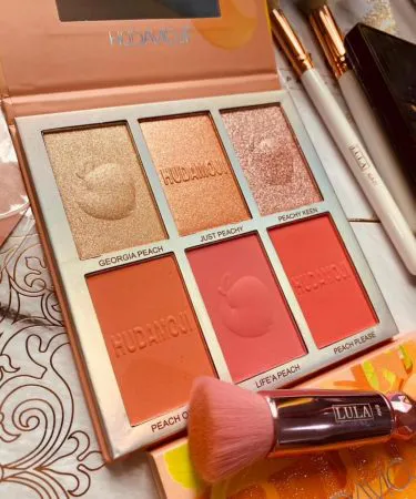 Huda Moji 6 in 1 Highlighter and Blusher Kit - 3 radiant highlighter shades and 3 beautiful blusher shades, perfect for face makeup and a glowing complexion. Available on Khareedo and Kharedo with check on delivery in Pakistan.