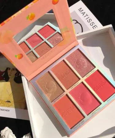 Huda Moji 6 in 1 Highlighter and Blusher Kit - 3 radiant highlighter shades and 3 beautiful blusher shades, perfect for face makeup and a glowing complexion. Available on Khareedo and Kharedo with check on delivery in Pakistan.