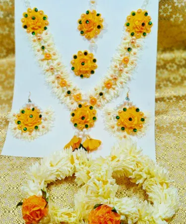 Bridal Artificial Flower Gajra Set with Artificial Kangan for beautiful girls, made with best material, good looking floral jewelry for wedding, mehndi, haldi ceremonies in Pakistan.