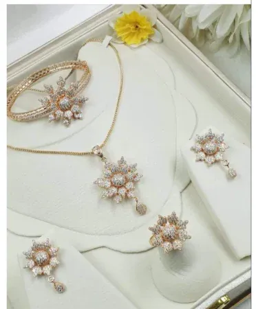 New good looking gold jewelry set with chain for women, modern design, Khareedo Pakistan cash on delivery