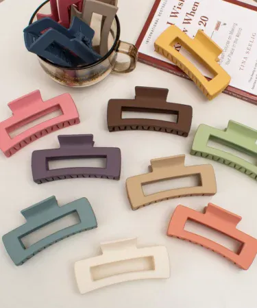 Medium size solid acrylic hair clip, fashionable claw crab shark design for women and Korean girls, ideal headwear barrette accessory.