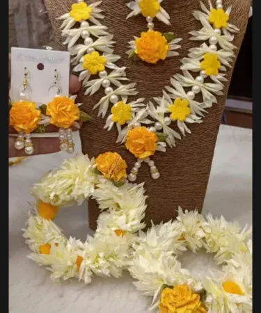 Exquisite white floral bridal gajra set paired with traditional gold and white bridal kangan, perfect for girls' wedding and mehndi functions in Pakistan.