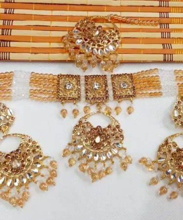 Stunning new beautiful design Indian jewelry set (Ù†ÛŒØ§ Ø®ÙˆØ¨ØµÙˆØ±Øª ÚˆÛŒØ²Ø§Ø¦Ù† Ø§Ù†ÚˆÛŒÙ† Ø²ÛŒÙˆØ±Ø§Øª Ú©Ø§ Ø³ÛŒÙ¹) by Khareedo, featuring intricate patterns, sparkling stones, and traditional craftsmanship. Perfect for weddings, parties, and festive occasions.