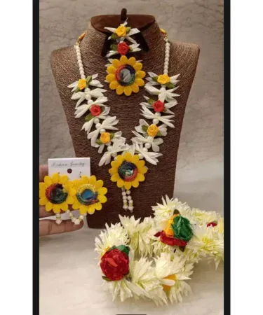 Exquisite white floral bridal gajra set paired with traditional gold and white bridal kangan, perfect for girls' wedding and mehndi functions in Pakistan.