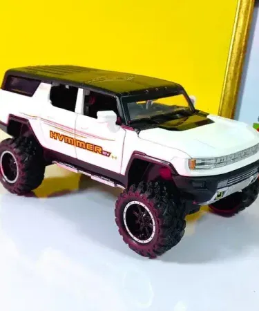 1:24 scale die‑cast GMC Hummer EV SUV model with opening doors, LED lights and sound, metal alloy body, imagecaption=Realistic 1:24 GMC Hummer EV die‑cast model – perfect gift for kids and collectors,