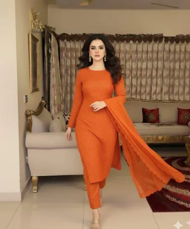 Alina Amir organza shirt and dupatta set with satin silk trouser – women stylemart collection, imagecaption=Elegant Alina Amir organza shirt, dupatta and satin silk trouser set from Women Stylemart, available on Khareedo & Kharedo,