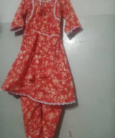 Orange cotton girls suit with white lace and flower print for ages 6‑8, imagecaption=Adorable orange cotton suit with white lace and floral print – perfect for everyday wear and light occasions, available at Khareedo & Kharedo.