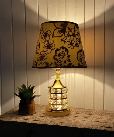 Golden crystal table lamp with metal base and glass shade, 18 inch height, perfect for bedroom and living‑room décor, imagecaption=Elegant golden crystal table lamp – ideal for modern home décor.