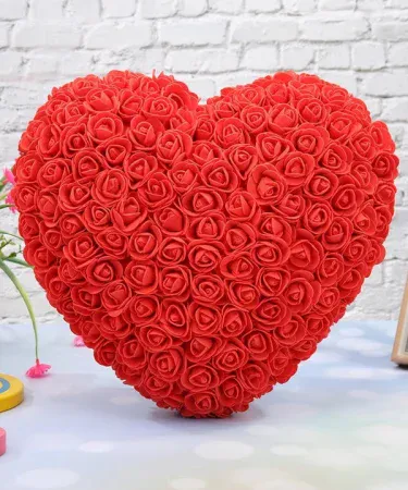 Red love heart pillow plush cushion for bedroom décor, imagecaption=Red heart‑shaped pillow perfect for gifting and room decoration,