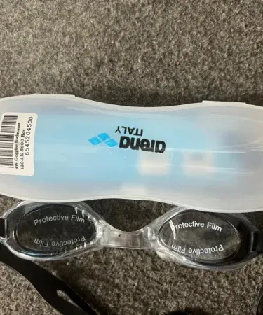 Swimming goggles with silicone earplugs and storage box – clear anti‑fog lenses, suitable for kids and adults