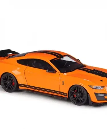 Maisto 1:24 Ford Mustang Shelby GT500 diecast model with opening doors and detailed interior, displayed in its original Maisto box.
