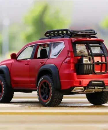 Limited 1:24 Scale Toyota Prado Off‑Road SUV alloy diecast model car with pull‑back, lights and sound – collector’s edition