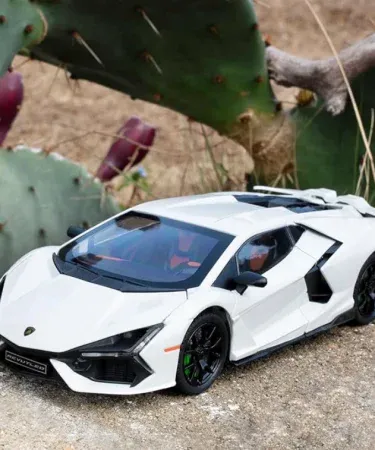 “Lamborghini Revuelto 1/24 diecast toy car with pull‑back action, LED lights, realistic engine sound and water‑vapor smoke exhaust – detailed collector model”