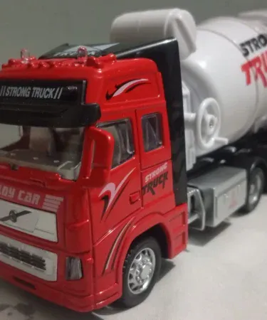 1:32 diecast concrete mixer truck toy with pull‑back action, rotating drum, light and sound effects, alloy body and rubber wheels,