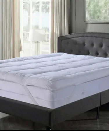 Premium Quality Luxury Mattress Topper with 750 g thick silkonized filling for extra softness and fluffiness on a neatly made bed