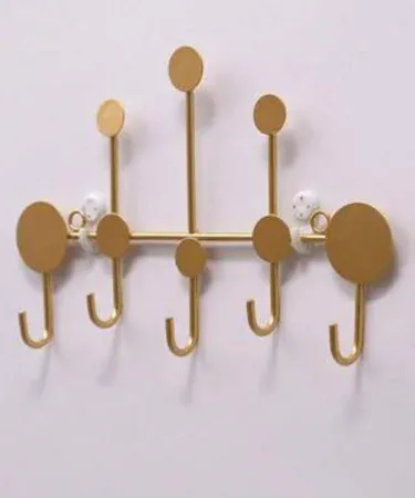 Golden wall‑mounted metal hook rack with 6 hooks, perfect for keys, coats and bags – modern minimalist design