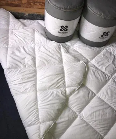 Premium Quality Extra Soft Luxury Siliconized White Quilt (Razai) – Single & King Size – 100% Polyester – Hotel & Home Use, imagecaption=Luxury white siliconized quilt (razai) perfect for single and king‑size beds, ideal for hotels and home rooms.