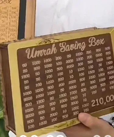 Umrah Savings Box 280 Days wooden money saving jar with Islamic motifs and daily pilgrimage tracker, imagecaption=Premium wooden Umrah Savings Box – perfect halal gift for Hajj, Umrah, Eid and Ramadan.