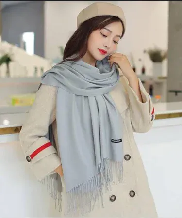 Woman Warm Winter Stalker Pashmina Wool Shawl – Cozy Luxury Winter Wrap, imagecaption=Elegant Woman Warm Winter Stalker Pashmina Wool Shawl – Perfect for Cold Seasons