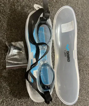 Swimming goggles with silicone earplugs and storage box – clear anti‑fog lenses, suitable for kids and adults