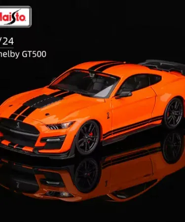 Maisto 1:24 Ford Mustang Shelby GT500 diecast model with opening doors and detailed interior, displayed in its original Maisto box.