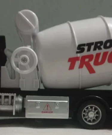 1:32 diecast concrete mixer truck toy with pull‑back action, rotating drum, light and sound effects, alloy body and rubber wheels,