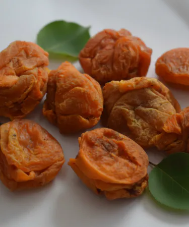 Premium multi‑layer apricots (Jambo) from Skardu, Pakistan – golden, sulphur‑treated, honey‑sweet dried fruit