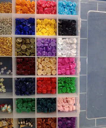 Pack of 20 solid color plastic buttons for dresses, imagecaption=Solid color plastic buttons (20 pcs) – perfect for ladies, gents and kids clothing,