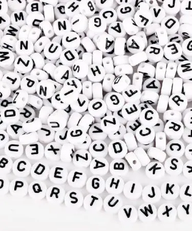 50 white alphabet beads with black letters for DIY jewelry and crafts, imagecaption=Pack of 50 white alphabet beads – perfect for creating personalized bracelets, necklaces, and craft projects.