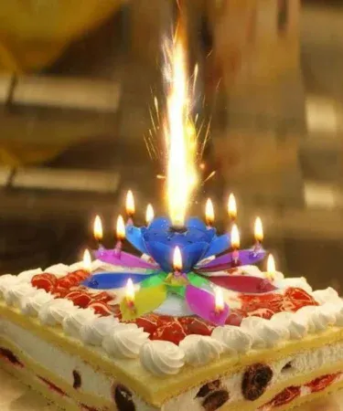 Melody Birthday Candle – musical flower candle with rotating petals and colorful flames, playing happy birthday tune, random color packaging