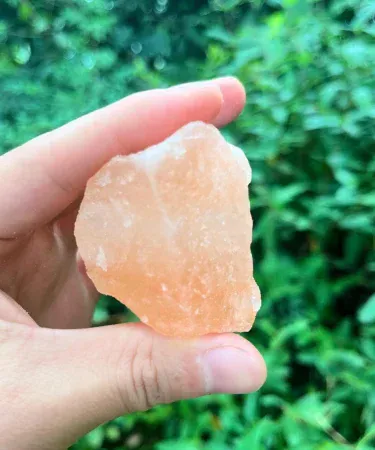 Pure Himalayan Salt Rocks – natural pink-orange chunks in 500 g, 1 kg and 2 kg eco‑friendly cotton bags, perfect for salt lamps, baths and décor