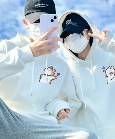 Cute cat print hoodie for couples – cozy winter couple hoodie with playful cat design, imagecaption=Couple wearing matching cute cat print hoodies from Khareedo/Kharedo.