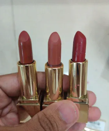 Alkaram Lipstick and Lipgloss Collection 2025 – glossy, lightweight shades for Pakistani women, imagecaption=Fresh stock Alkaram Lipstick & Lipgloss set (200 lipstick + 200 lipgloss) available on Khareedo | Kharedo with Check on Delivery.