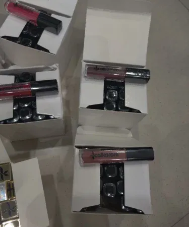 Alkaram Lipstick and Lipgloss Collection 2025 – glossy, lightweight shades for Pakistani women, imagecaption=Fresh stock Alkaram Lipstick & Lipgloss set (200 lipstick + 200 lipgloss) available on Khareedo | Kharedo with Check on Delivery.