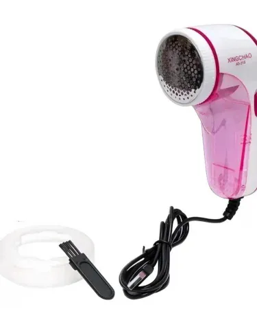 Portable electric lint remover with USB charging, 3‑blade stainless steel system and honeycomb net for safe fabric cleaning, imagecaption=Compact fabric defuzzer – perfect for clothes, furniture and travel.