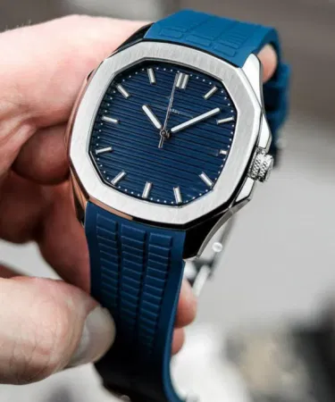 Men's water resistant quartz watch with textured rubber strap - black & silver , imagecaption=Men's waterproof quartz watch with textured rubber strap available at Khareedo & Kharedo ,
