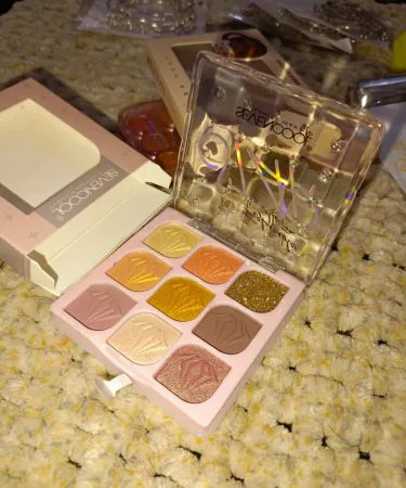 Premium makeup kit featuring eyeshadow palette, lipstick, foundation and brushes – Khareedo & Kharedo, imagecaption=Premium makeup kit available on Khareedo with Check on Delivery service,