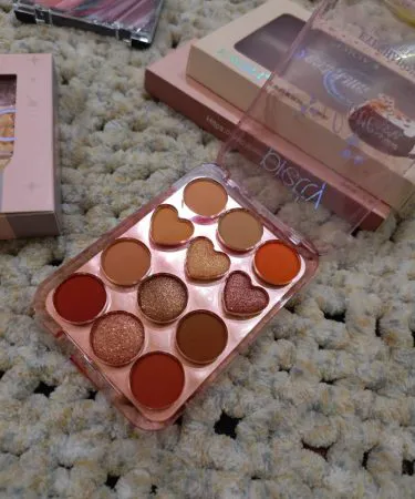 Premium Makeup Kit with eyeshadow palette, lipstick set, foundation & brush set – Khareedo|Kharedo