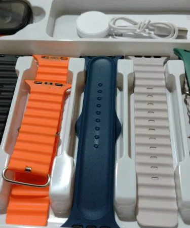 Ultra 3 Smart Watch with titanium finish and HD display, imagecaption=Ultra 3 Smart Watch – Rugged titanium design with vibrant HD screen and 7 interchangeable straps,